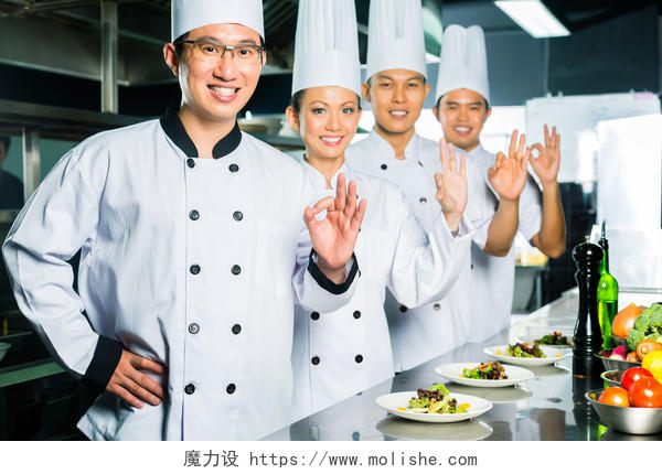 餐厅厨房里做饭和整理菜亚洲厨师团队开心幸福团队厨师团队在厨房工作